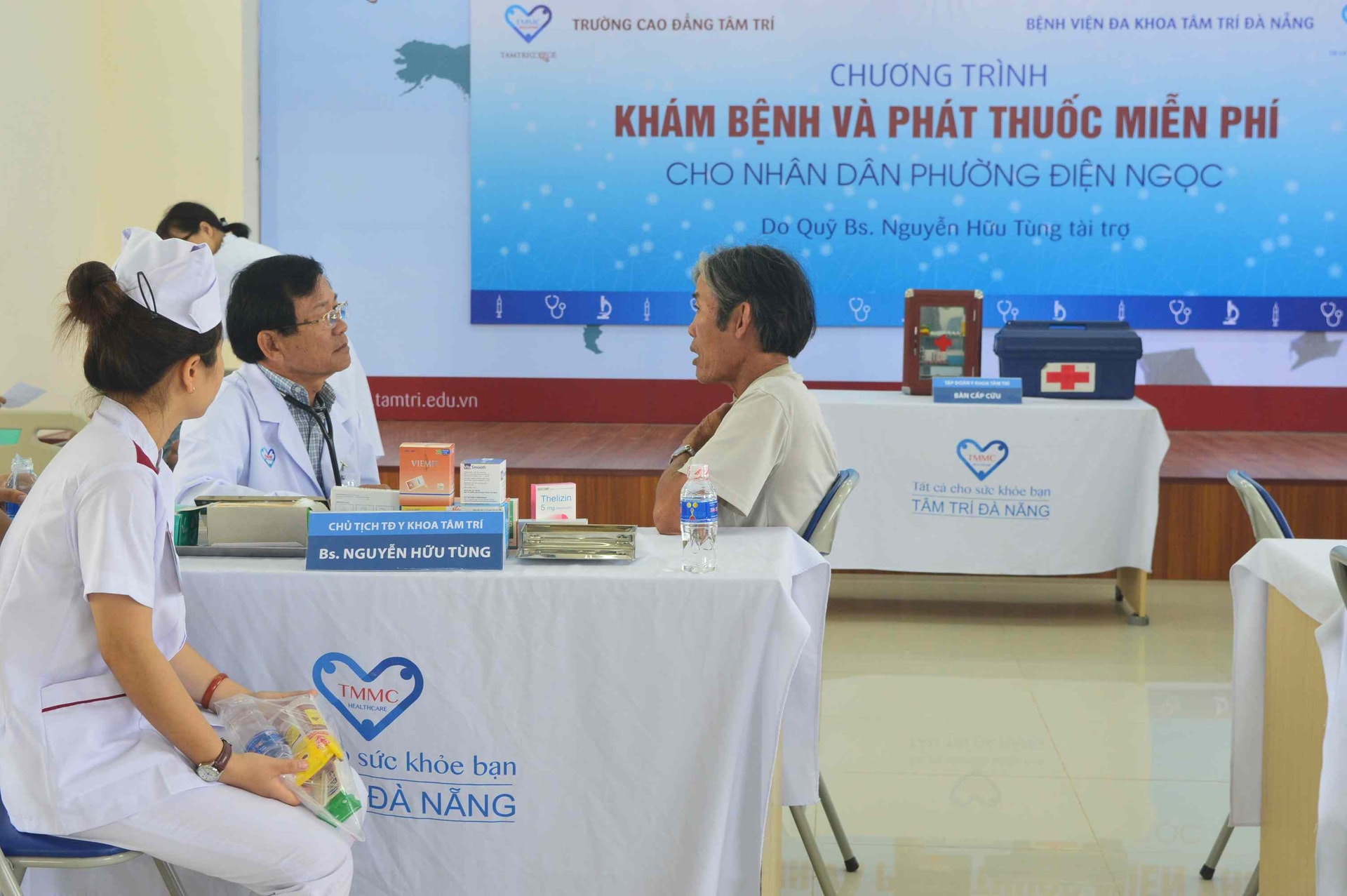BS. Nguyễn Hữu Tùng - Chủ tịch Tập đoàn Y khoa Tâm Trí trực tiếp thăm khám cho người bệnh. Ảnh: Q.T