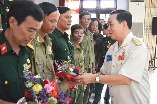 Phó Chủ tịch Hội CCB tỉnh Võ Quang Hải tặng hoa chức mừng người được bầu vào Ban chấp hành khóa mới. Ảnh: CT