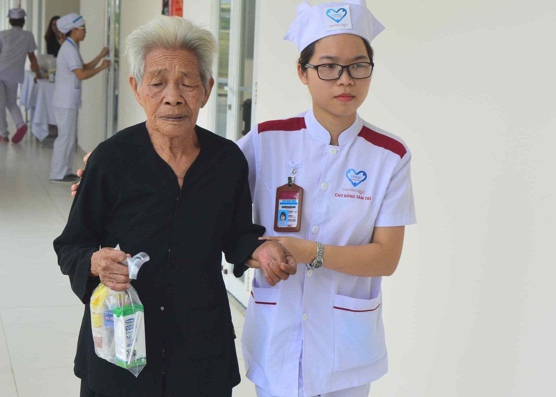 Một cụ bà được chăm sóc tận tình khi tham gia chương trình. Ảnh: Q.T