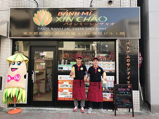 Bùi Thanh Tâm và Bùi Thanh Duy ở tiệm “Bánh mì xin chào” trên phố Waseda Dori, Tokyo, Nhật Bản. Ảnh: nhân vật cung cấp