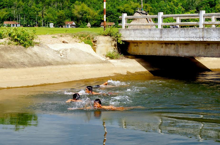 Học sinh tắm ở kênh Phú Ninh. Ảnh: PHƯƠNG THẢO