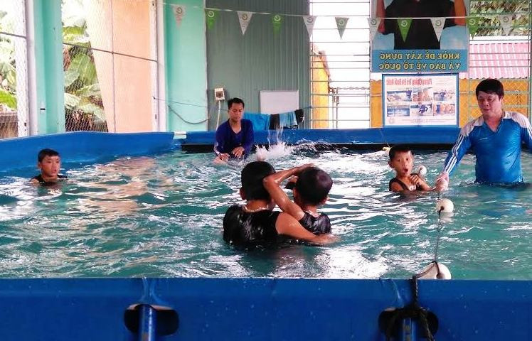 Học sinh học bơi tại Trường Tiểu học Nguyễn Đức Thiệu. Ảnh: HOÀNG LIÊN