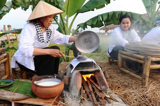 Du khách thưởng thức Mì Quảng sẽ biết được tường tận các khâu làm nên món mì này. Ảnh: MINH HẢI