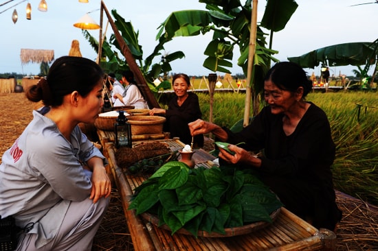 Cảnh bà mẹ quê bán trầu cau, thuốc rê bên hủ vôi trắng đục một thời đã xa. Ảnh: MINH HẢI