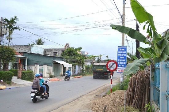 Phương tiện vẫn chạy nhanh dù đã cắm biển hạn chế tốc độ. Ảnh: CT