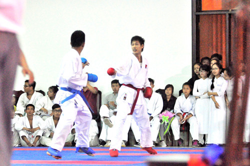 Thi đấu nội dung kumite thu hút khá đông khán giả. Ảnh: T.VY