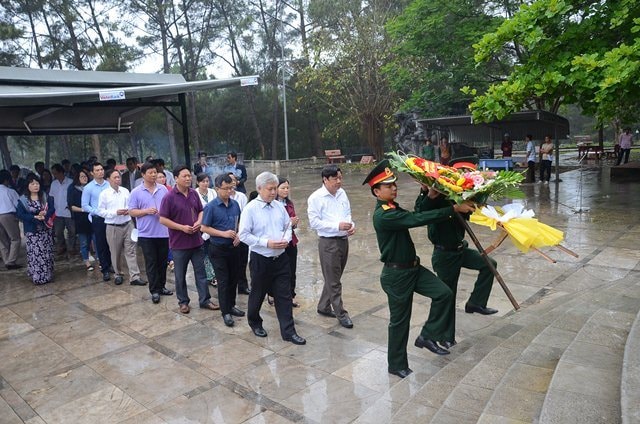 Đại diện các cơ quan báo đảng địa phương đến dâng hoa viếng hương tại Đài tưởng niệm Nghĩa trang liệt sĩ quốc gia Trường Sơn