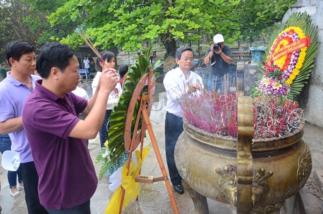 Phó Tổng Biên tập Báo Quảng Nam viếng hương tại Đài Tưởng niệm của Nghĩa trang liệt sĩ quốc gia Trường Sơn