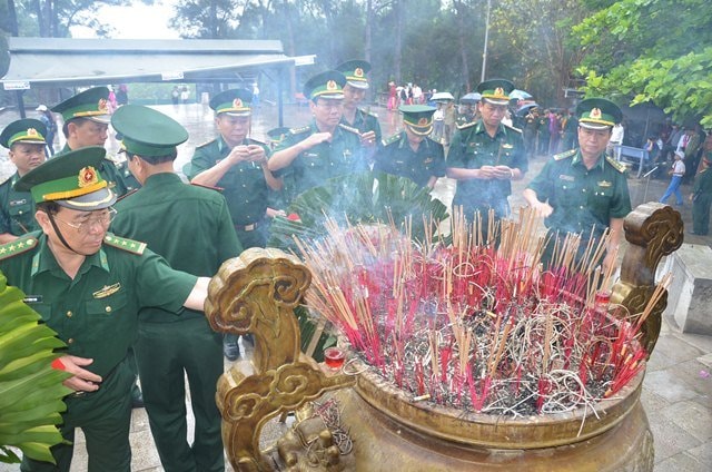 Cán bộ chiến sĩ Bộ đội Biên phòng tỉnh Quảng Trị viếng hương tại Đài tưởng niệm các anh hùng liệt sĩ