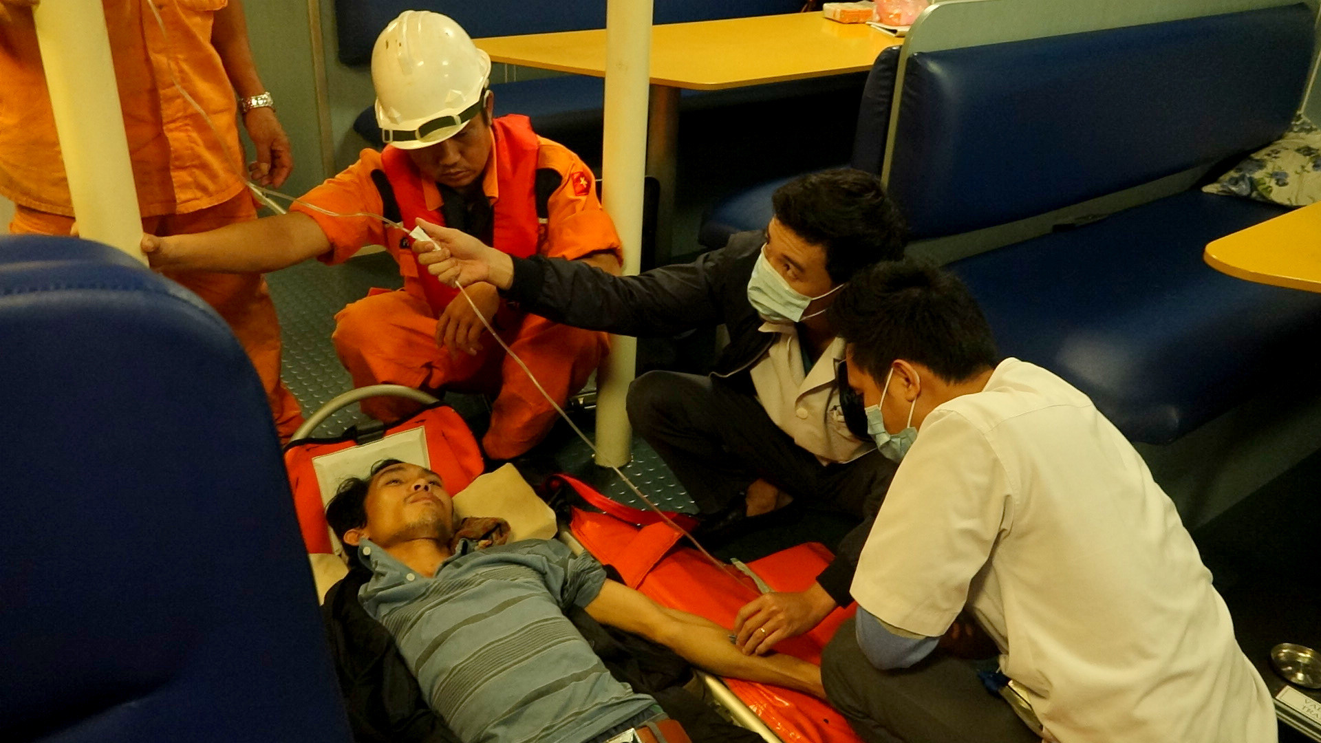 Nhân viên tàu SAR 412 và bác sĩ của Trung tâm cấp cứu Y tế 115 Đà Nẵng trong 1 lần cấp cứu ngư dân trên biển. Ảnh: XUÂN THỌ
