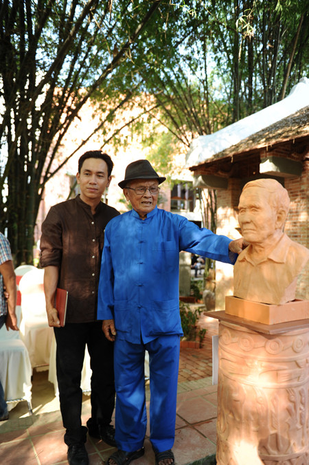 Nghệ nhân Nguyễn Lành (80 tuổi), làng gốm xúc động khi nhìn thấy chân dung của mình do Nguyễn Sang và Kim Thanh tạo thành. Ảnh: MINH HẢI