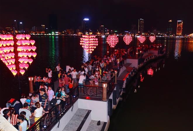 Cầu tình yêu (Đà Nẵng) là một trong những địa điểm hấp dẫn khách du lịch. Ảnh: Q.T 