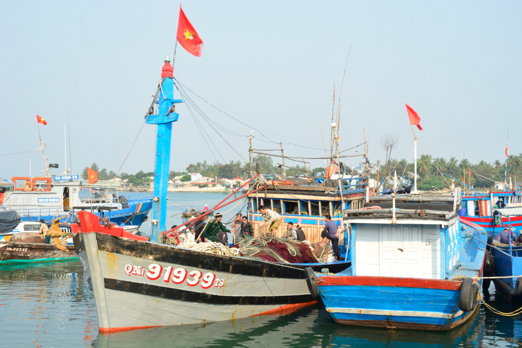 Tàu cá QNa-91939 của ông Thái tại cảng Kỳ Hà (xã Tam Quang) hôm 8.3.2016 sau khi bị tàu Hải cảnh Trung Quốc cướp phá. Ảnh: XUÂN THỌ