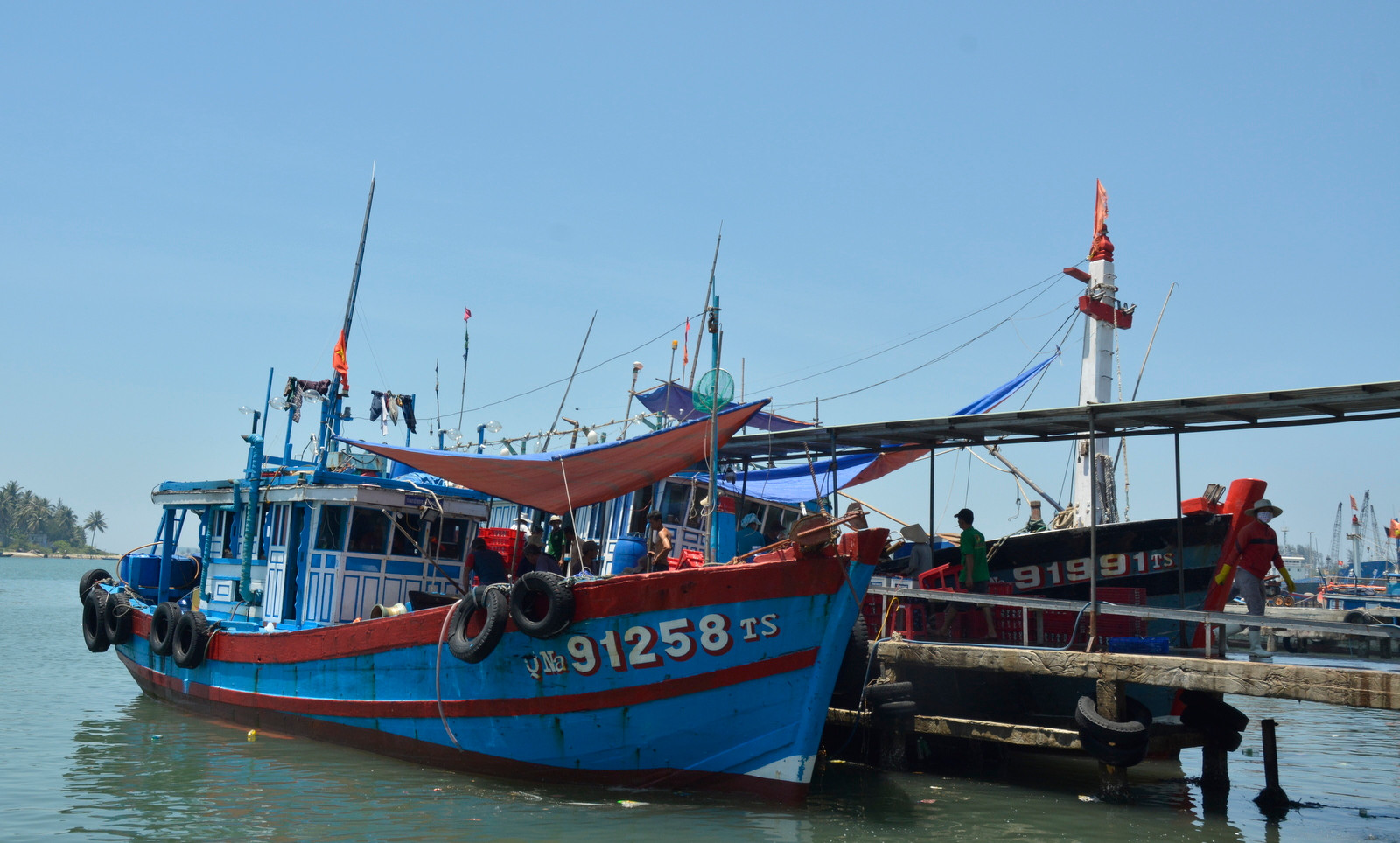 Tàu cá của ngư dân Núi Thành tại bến cá Tam Quang chuẩn bị cho chuyến đi Hoàng Sa - Trường Sa. Ảnh: XUÂN THỌ