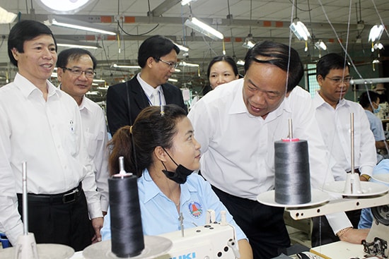 Chủ tịch UBND tỉnh Đinh Văn Thu thăm hỏi, động viên những lao động đầu tiên của Nam Giang đến làm việc tại doanh nghiệp sau khi học nghề.Ảnh: D.L