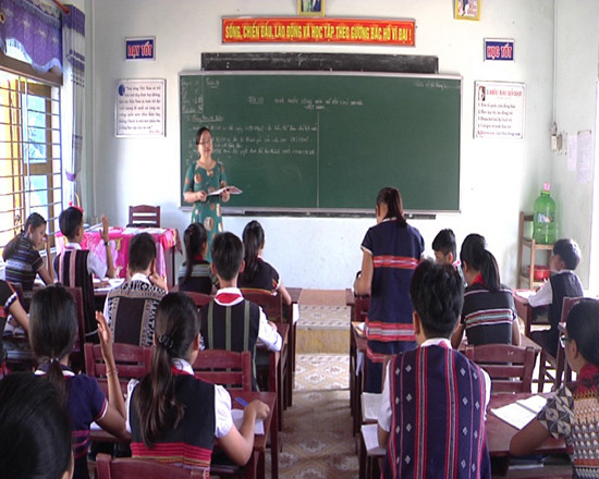 Học sinh Trường PTDTNT THCS Nam Giang trong giờ học giáo dục giới tính ngoại khóa. Ảnh: T.B