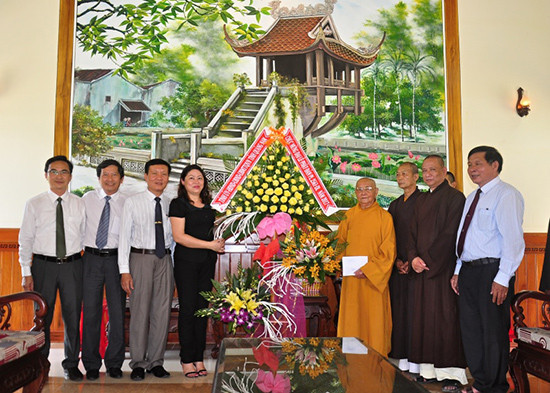 Các đồng chí lãnh đạo tỉnh tặng hoa chúc mừng Hòa thượng Thích Thiện Duyên và Ban Trị sự GHPG tỉnh nhân đại lễ Phật đản 2561