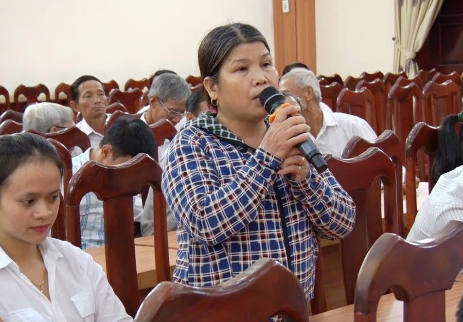 Cử tri huyện Nông Sơn trình bày ý kiến tại cuộc tiếp xúc với ĐBQH tỉnh sáng nay 5.5      (Ảnh: THU PHƯƠNG) 