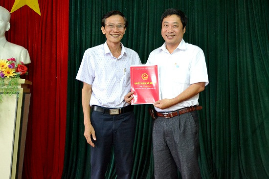 Ông Nguyễn Hữu Sáng trao quyết định bổ nhiệm Giám đốc Sở GTVT cho ông Lê Văn Sinh. Ảnh: CT