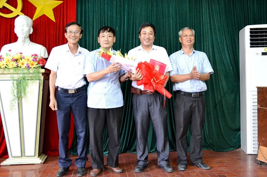 Ông Nguyễn Hữu Sáng và Ban Giám đốc Sở GTVT tặng hoa chức mừng ông Lê Văn Sinh. Ảnh: CT