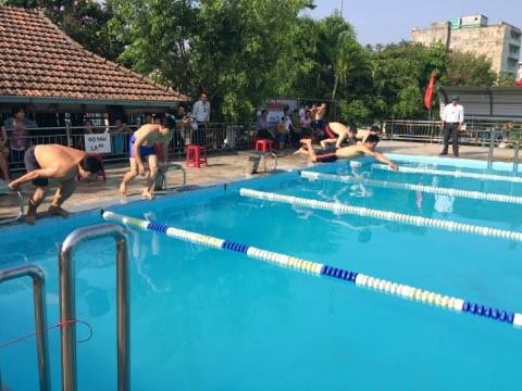 Các vận động viên nam tranh tài ở một nội dung bơi ngay sau lễ khai mạc. Ảnh: T.M