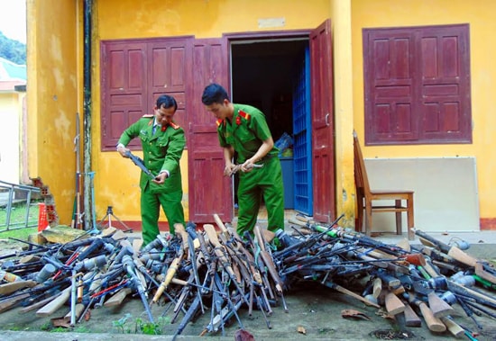 Công an huyện Nam Giang vận động thu hồi gần 300 khẩu súng tự chế từ nhân dân. Ảnh: C.N