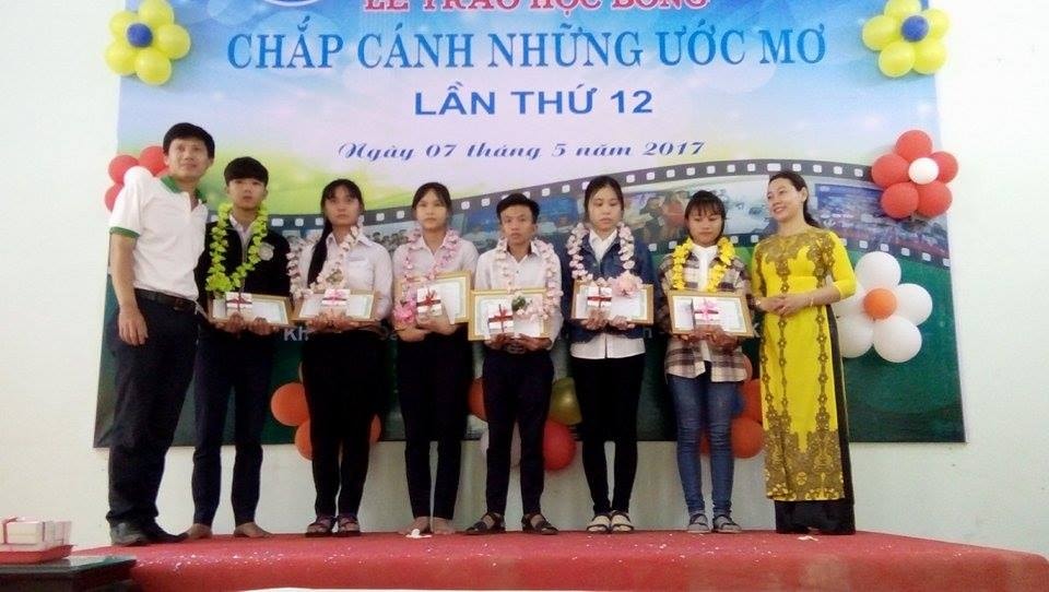 Trao học bổng chắp cánh ước mơ năm 2017. ảnh: CHÂU NỮ