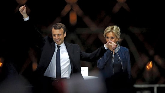 Tổng thống đắc cử của Pháp Emmanuel Macron và vợ Brigitte Trogneux vui mừng chiến thắng.