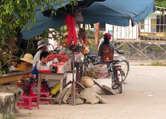 Hàng quán được bày bán trước cổng trường. Ảnh: VĂN PHIN 