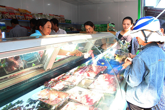 Quầy bán thịt heo tại cửa hàng thực phẩm an toàn ở chợ Hà Lam, Thăng Bình trong ngày khai trương (9.10.2016). Ảnh: VĂN HÀO