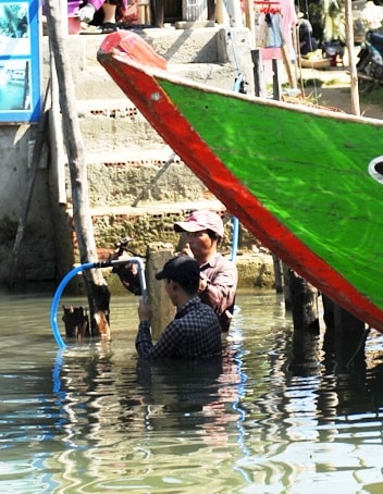 Hoạt động kè chắn, lấn chiếm diễn ra công khai.