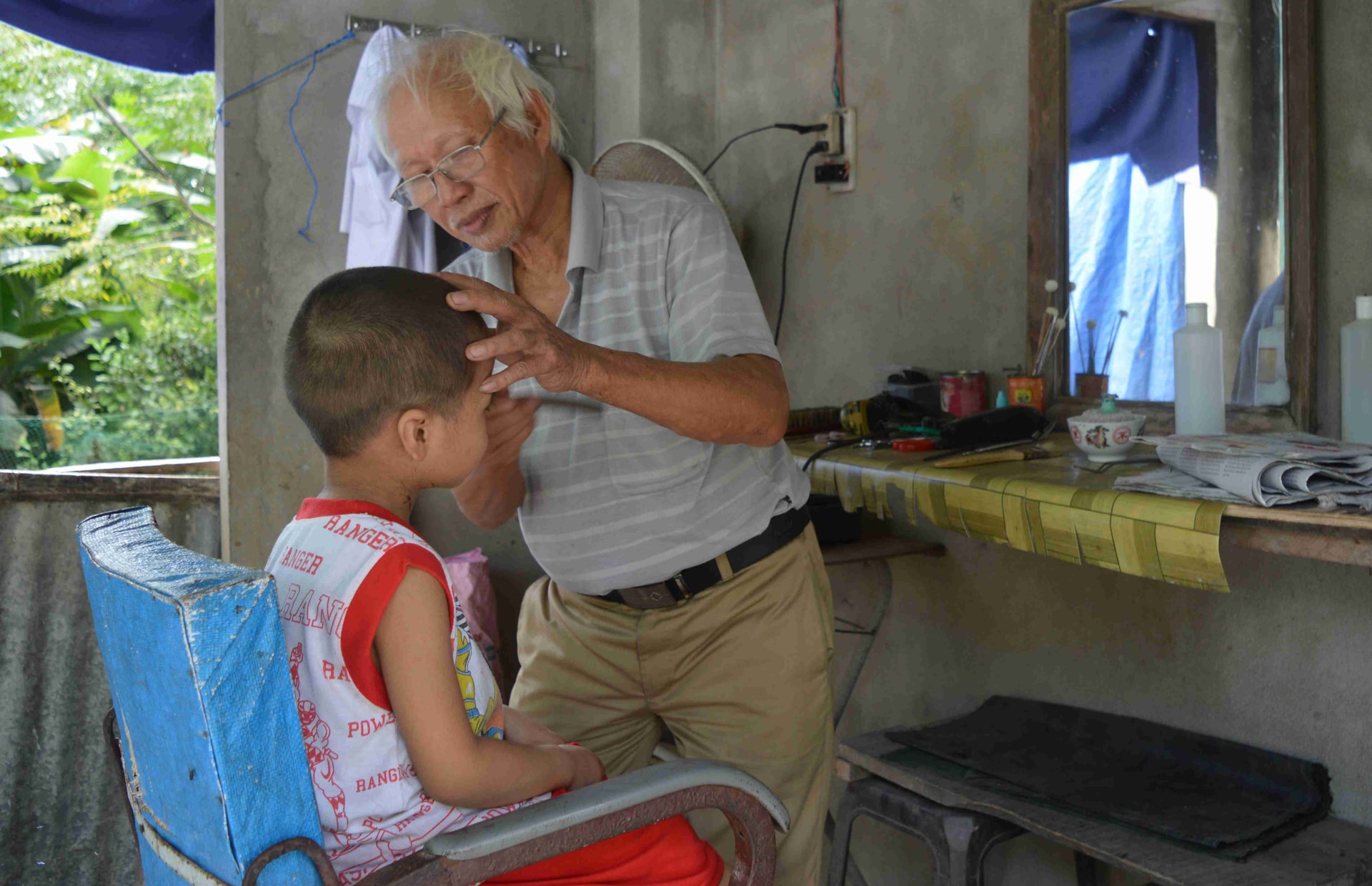Ông Khuê đã bỏ tuồng từ lâu để mưu sinh cuộc sống và cũng không có ai để truyền nghề. Ảnh: H.S