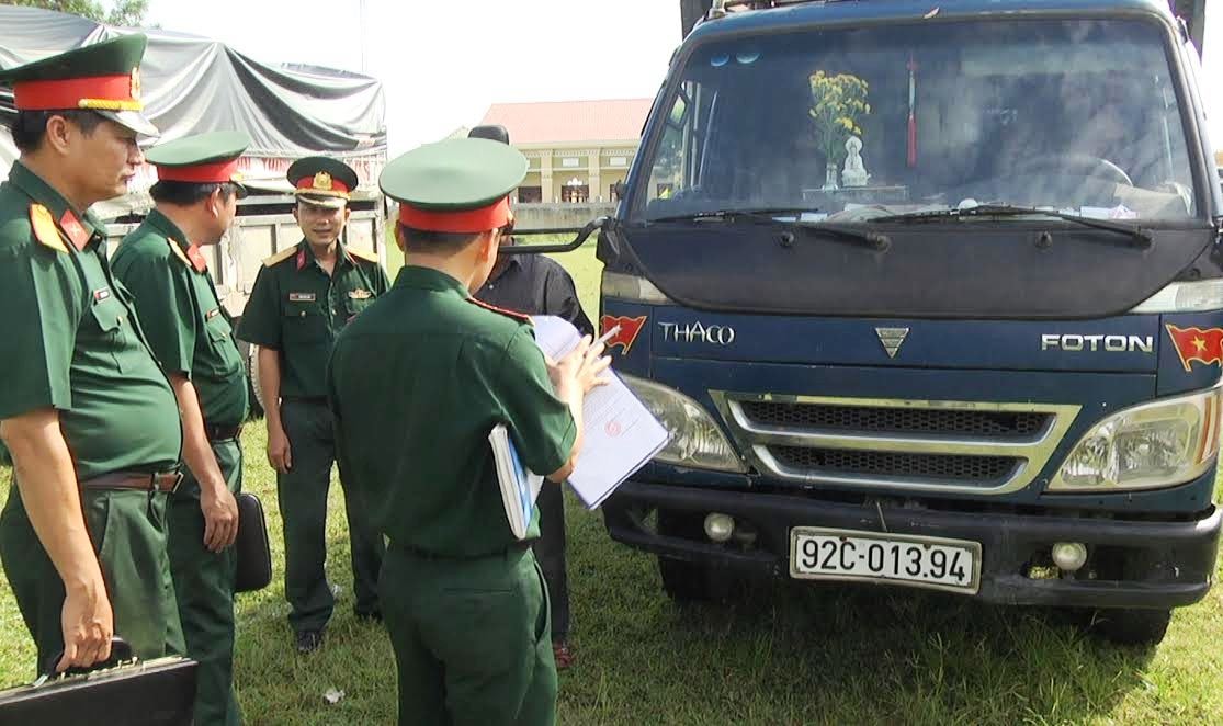 Tổ kiểm tra làm nhiệm vụ kiểm tra chất lượng phương tiện kỹ thuật. ảnh DT