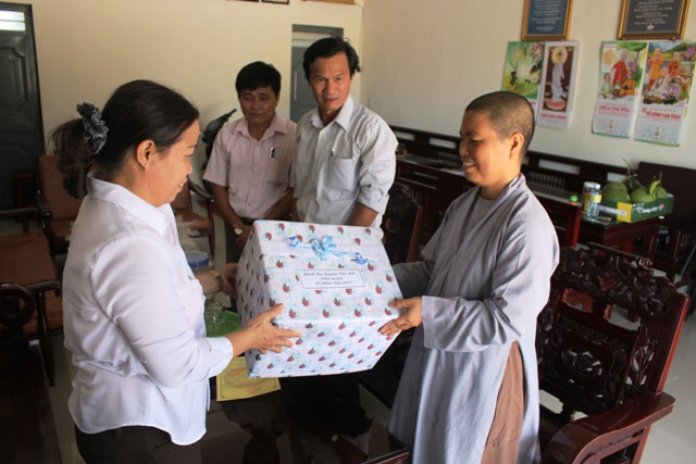 Bà Phạm Thị Kim Hoa - Chủ tịch Ủy ban MTTQ Việt Nam huyện trao tặng quà cho các chùa nhân Đại lễ Phật Đản. Ảnh: BÍCH LIỄU