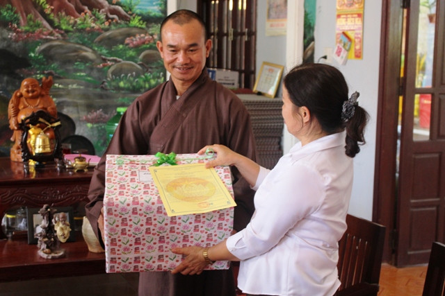 Lãnh đạo huyện thăm, tặng quà các chùa nhân đại lễ Phật Đản. Ảnh: BÍCH LIỄU