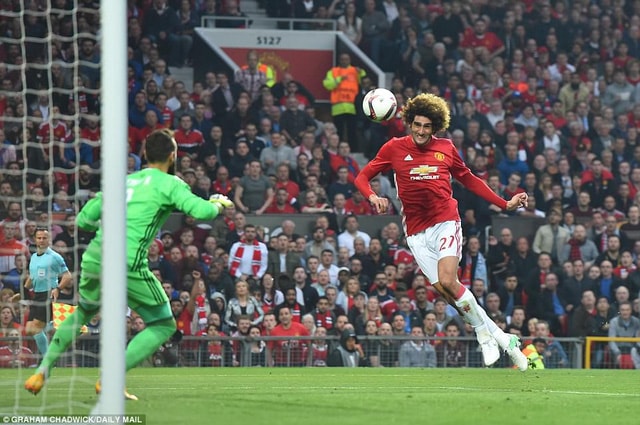 Fellaini (phải) đánh đầu mở tỉ số ở phút 17