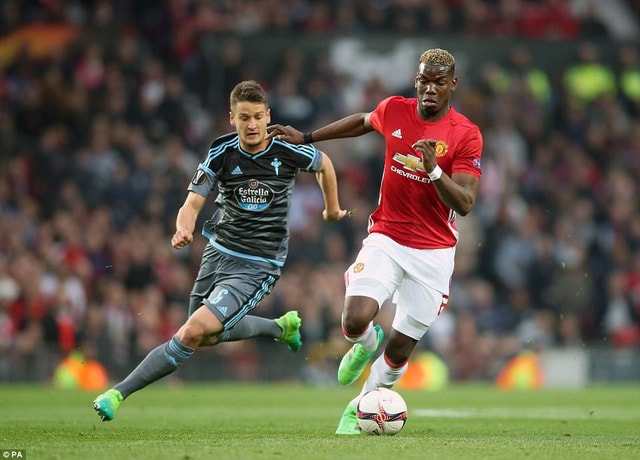 Pobga (phải) đi bóng trong trận đấu MU gặp Celta Vigo tại Old Trafford