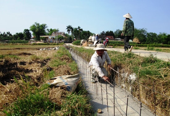 Cần linh hoạt lồng ghép nhiều kênh vốn để đầu tư xây dựng kết cấu hạ tầng thiết yếu. Ảnh: NHÃ PHƯƠNG