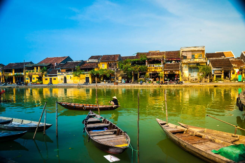With many beautiful and famous landscapes, Hoi An becomes the heart of Vietnam tourism.