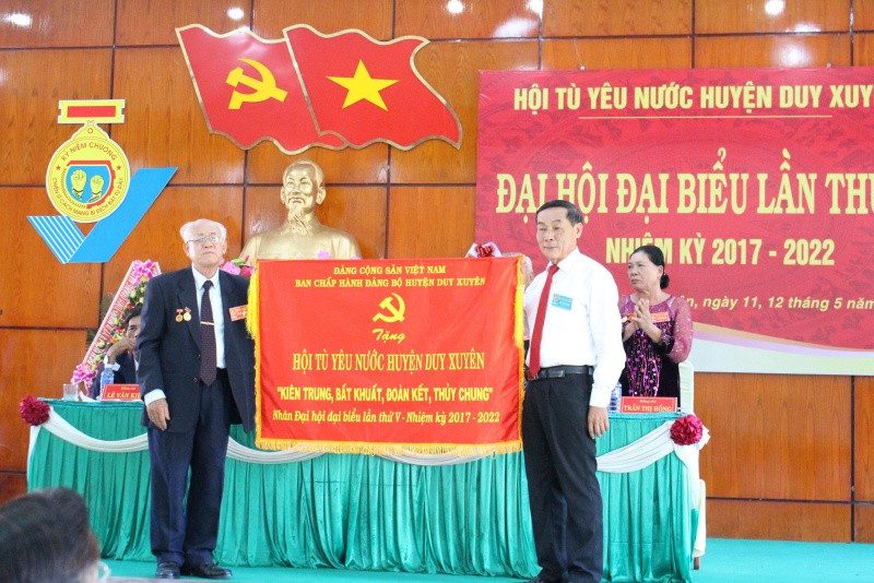Ông Nguyễn Công Dũng - Bí thư Huyện ủy, Chủ tịch UBND huyện Duy Xuyên trao tặng bức trướng cho Hội Tù yêu nước huyện Duy Xuyên với dòng chữ: 