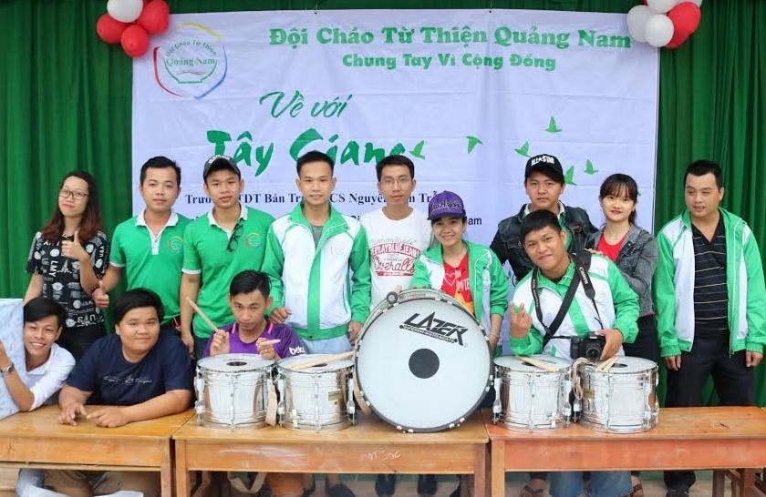 Trao bộ trống đội cho nhà trường