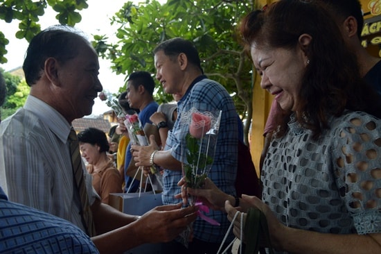 Lãnh đạo thành phố Hội An tặng hoa cho đoàn khách Thái Lan 