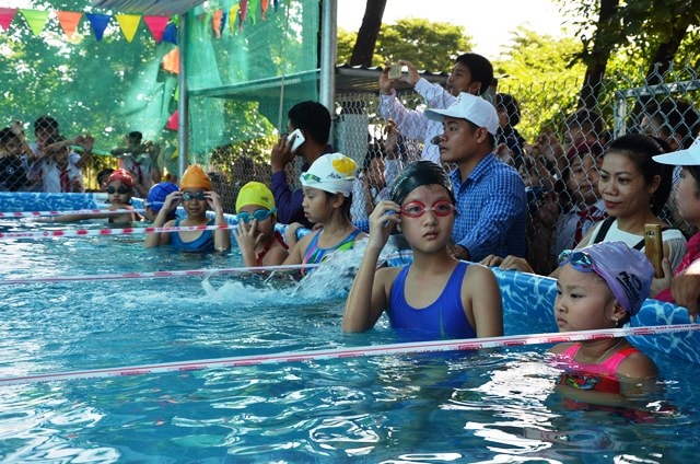 Học sinh tiểu học sẽ có kỹ năng phòng tránh đuối nước nhờ các buổi học thực hành tại hồ bơi