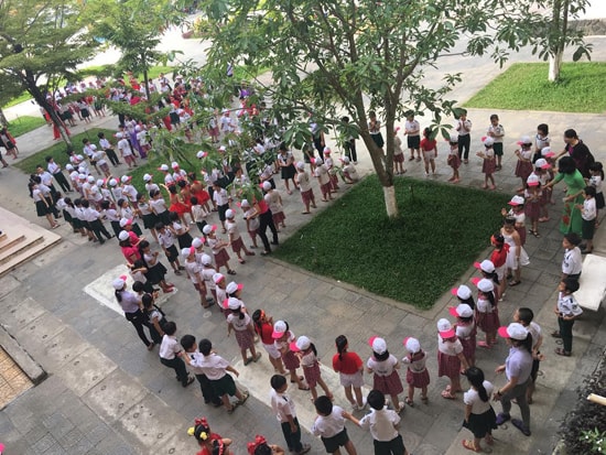 Học sinh lớp mẫu giáo lớn Trường Mẫu giáo Hương Sen tham quan, sinh hoạt  và giao lưu với học sinh lớp 1 Trường tiểu học Kim Đồng. ảnh: CHÂU NỮ