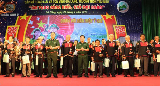 Bộ Tư lệnh Quân khu 5 tặng quà lưu niệm các già làng, trưởng thôn tiêu biểu (tháng 4.2017). Ảnh: Việt Hùng