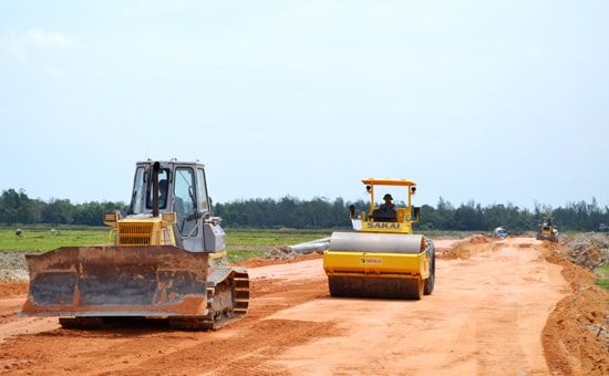 Dù “nhảy cóc”, nhà thầu gói số 2 đã khắc phục khó khăn và tập trung thi công nhiều hạng mục. Ảnh: C.T