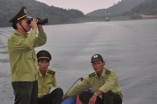 Cán bộ kiểm lâm tuần tra ở rừng phòng hộ Phú Ninh. Ảnh: T.H