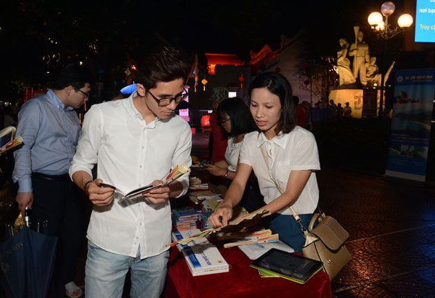 Tourists learn about the Quang Nam Heritage Festival and its tourism