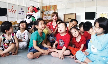 Jackie Wrafter and the disabled children at the Ky Anh Center 