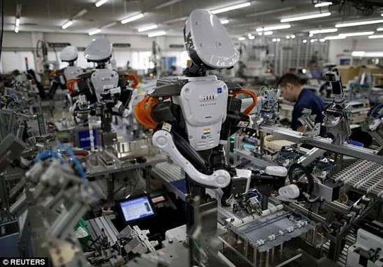 Rô bốt làm việc trong một nhà máy sản xuất tại Nhật Bản. Ảnh: Reuters